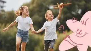 Хлопчик і дівчинка грають на природі з літачком. Допомога дітям: Добро.юа і Дитяча надія Київстар