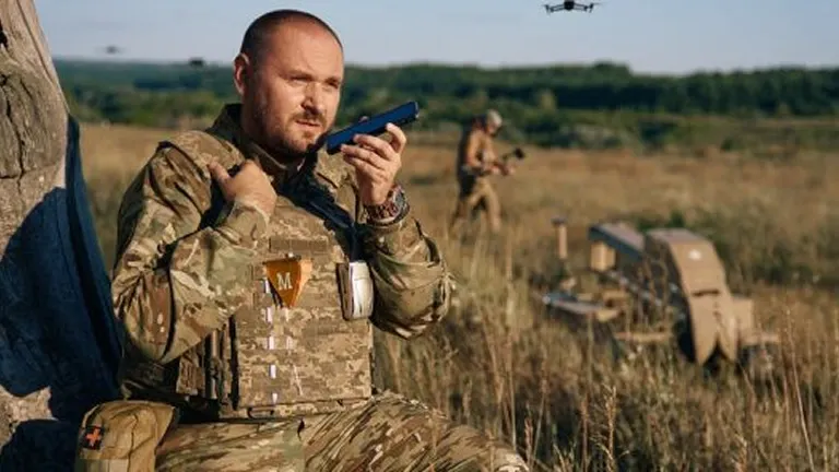 Український військовий координує дії з дронами