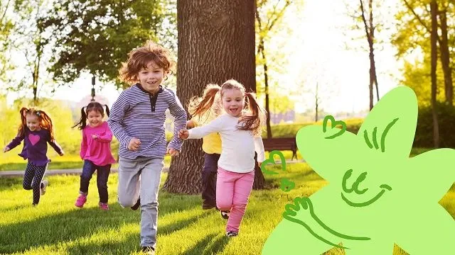 Діти грають на природі у сонячний день на фоні дерев. Допомога дітям: Добро.юа і Дитяча надія Київстар